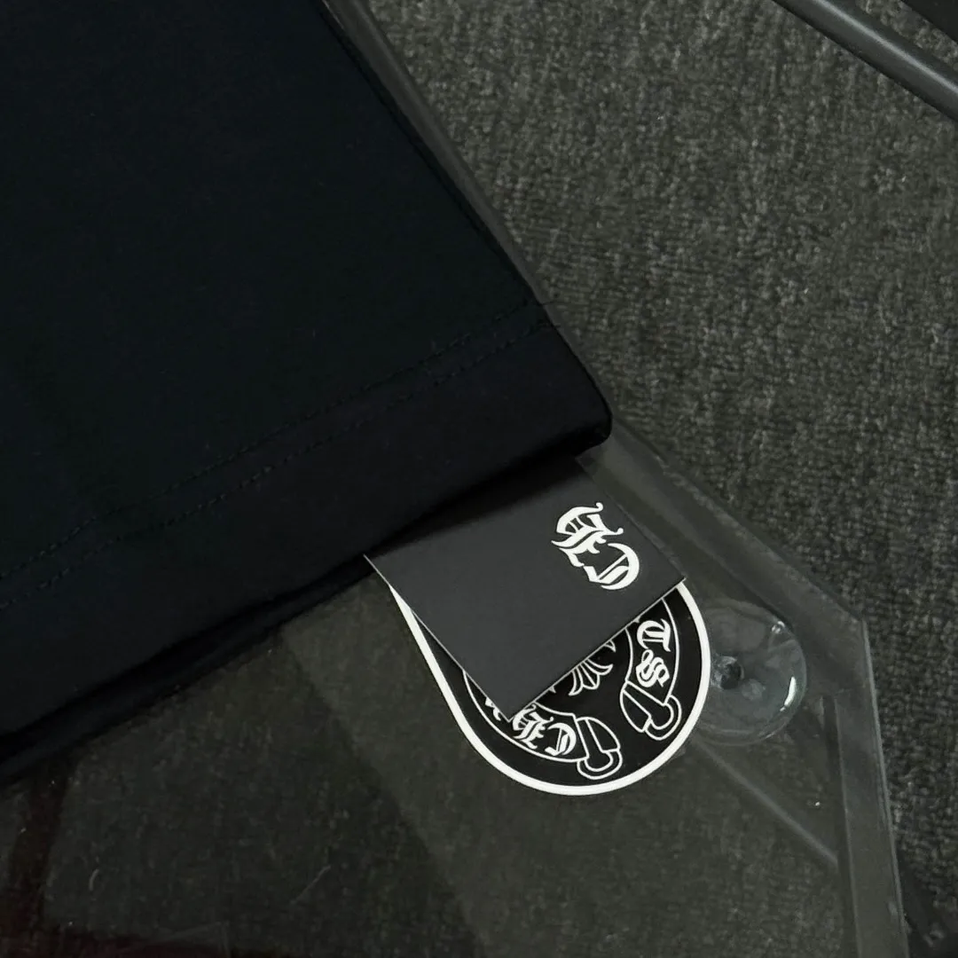 P170 Chrome Hearts Chrome Hearts 25 high version. The fabric is made of 300 grams of high-density cotton. It does not deform or shrink. It has three labels. It is the same style for men and women. Technology: digital printing. Color: white, black, pink. SIZE: S-XL